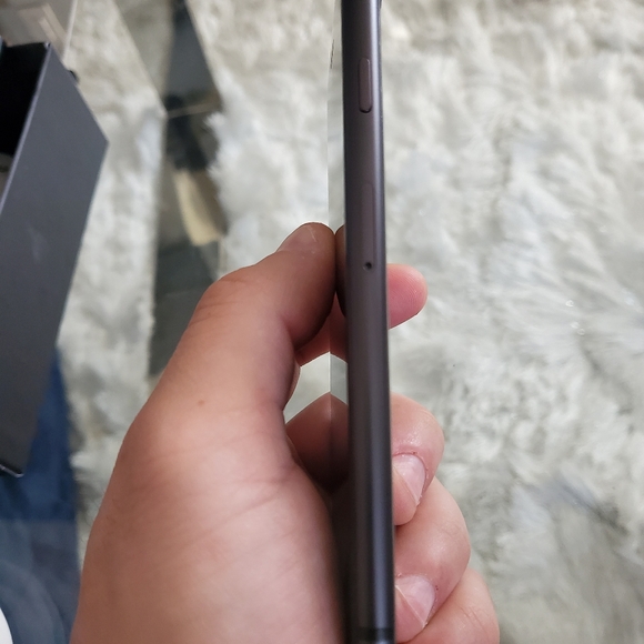 Unlocked Apple iPhone 8 64GB Space Grey - Picture 5 of 6